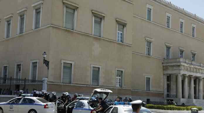 Αστυνομικός της Βουλής: Πόσους ακόμα τέτοιους κρύβει το «σάπιο» ελληνικό πολιτικό καθεστώς; Αστυνομικός της Βουλής: Πόσους ακόμα τέτοιους κρύβει το «σάπιο» ελληνικό πολιτικό καθεστώς;