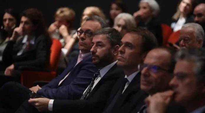 Συντονίζονται για την πρόταση δυσπιστίας ΠΑΣΟΚ, ΣΥΡΙΖΑ, ΚΚΕ, Πλεύση Ελευθερίας&Νέα Αριστερά Συντονίζονται για την πρόταση δυσπιστίας ΠΑΣΟΚ ΣΥΡΙΖΑ ΚΚΕ Πλεύση Ελευθερίας &Νέα Αριστερά