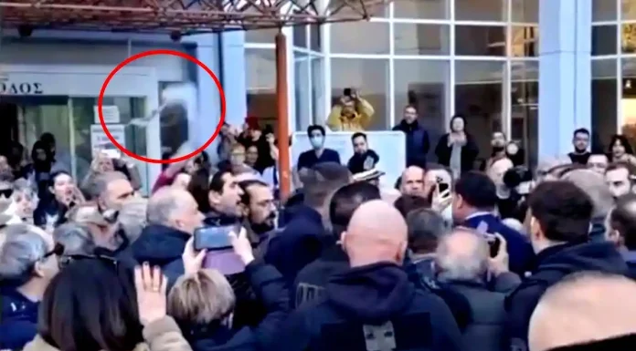 Άρτα: Μπουγέλωσαν τον Α.Γεωργιάδη! – «Αυτά θα έχεις σε κάθε πόλη» (βίντεο) Άρτα: Μπουγέλωσαν τον Α.Γεωργιάδη! – «Αυτά θα έχεις σε κάθε πόλη» (βίντεο)