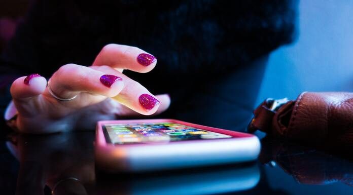 Πώς τα κινητά τηλέφωνα «κρυφακούν» και «μοιράζουν» σε τρίτους τα προσωπικά δεδομένα Πώς τα κινητά τηλέφωνα «κρυφακούν» και «μοιράζουν» σε τρίτους τα προσωπικά δεδομένα