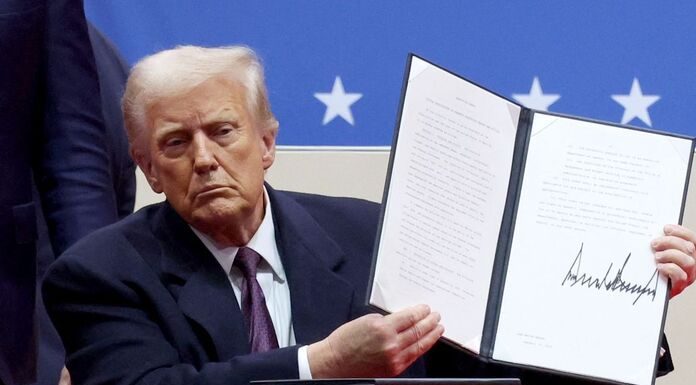 Ν.Τραμπ:Διώχνει τους παράνομους μετανάστες-Κυβέρνηση Μητσοτάκη:Έχει ανοίξει όλες τις πύλες εισόδου στην Ελλάδα! Ν.Τραμπ:Διώχνει τους παράνομους μετανάστες-Κυβέρνηση Μητσοτάκη:Έχει ανοίξει όλες τις πύλες εισόδου στην Ελλάδα!