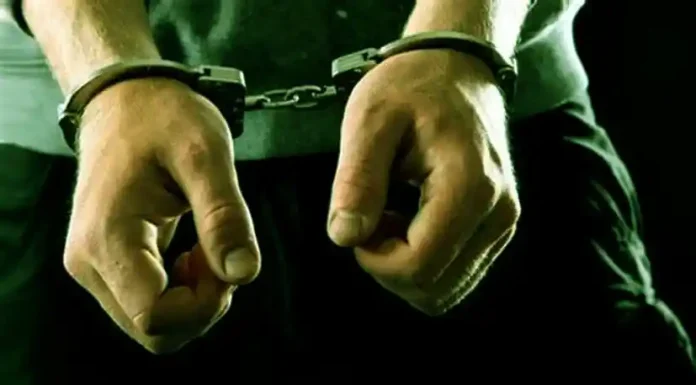 Πολιτική τρομοκρατία: Κακοποίηση στελέχους αντιπολιτευόμενου ΜΜΕ από αστυνομικούς μέσα στο ίδιο του το σπίτι! Πολιτική τρομοκρατία: Κακοποίηση στελέχους αντιπολιτευόμενου ΜΜΕ από αστυνομικούς μέσα στο ίδιο του το σπίτι!