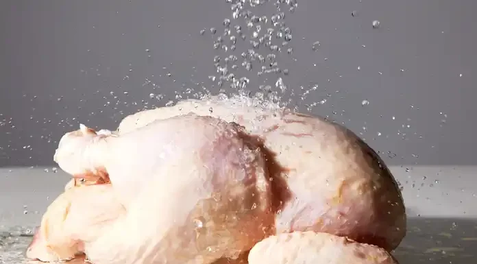 Δείτε γιατί δεν πρέπει να πλένετε το κοτόπουλο πριν το μαγειρέψετε – Ποιοι οι κίνδυνοι Δείτε γιατί δεν πρέπει να πλένετε το κοτόπουλο πριν το μαγειρέψετε – Ποιοι οι κίνδυνοι