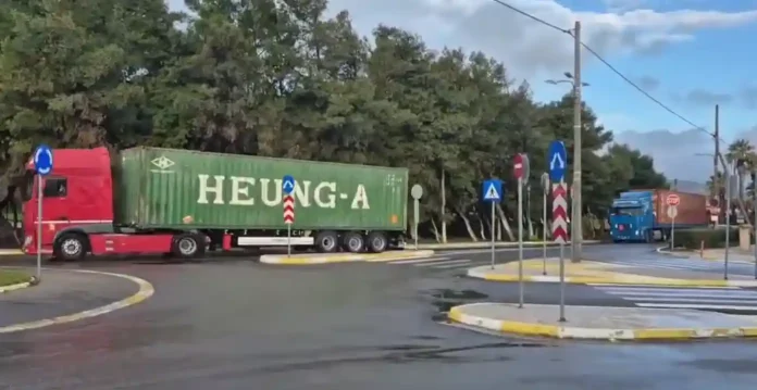 Οι νταλίκες με τους 350 τόνους ΤΝΤ πέρασαν τελικά σήμερα από το Λαύριο