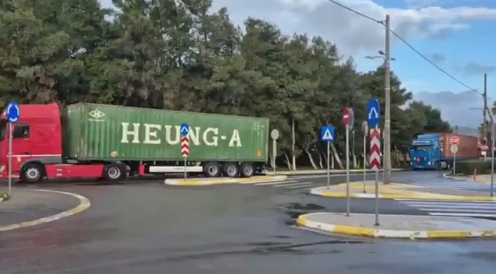 Οι νταλίκες με τους 350 τόνους ΤΝΤ πέρασαν τελικά σήμερα από το Λαύριο Οι νταλίκες με τους 350 τόνους ΤΝΤ πέρασαν τελικά σήμερα από το Λαύριο