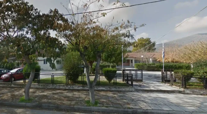 Επεισόδια στο Κέντρο Υγείας Τυρνάβου – Ρομά συγγενείς ασθενή επιτέθηκαν και ξυλοκόπησαν γιατρούς και αστυνομικούς Επεισόδια στο Κέντρο Υγείας Τυρνάβου – Ρομά συγγενείς ασθενή επιτέθηκαν και ξυλοκόπησαν γιατρούς και αστυνομικούς