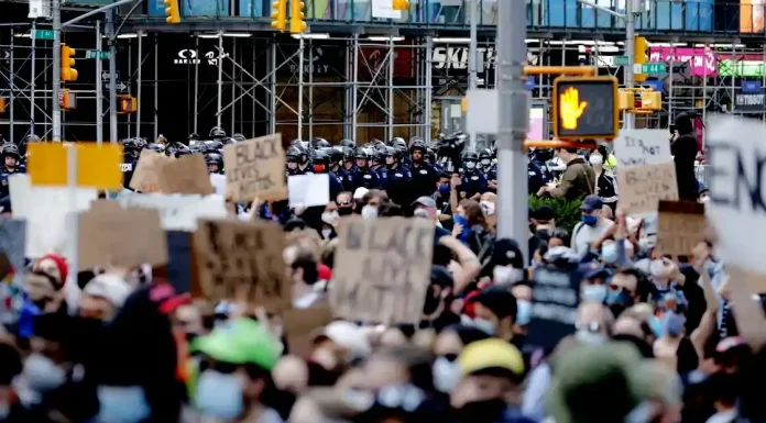 Τραμπ: Τρομοκρατική οργάνωση κηρύχθηκε το «Antifa» – Νέες δυνάμεις στις Πολιτείες Τραμπ: Τρομοκρατική οργάνωση κηρύχθηκε το «Antifa» - Νέες δυνάμεις στις Πολιτείες