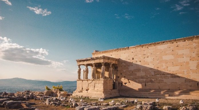 Η Μενδώνη νομιμοποιεί την αρχαιοκαπηλία