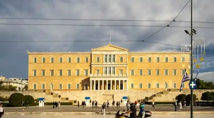 Μια κυβέρνηση που προσβάλλει τον ελληνικό λαό Photo by Alexandros Giannakakis on Unsplash