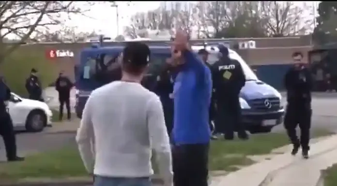 Πακιστανός προς κάτοικο Δανίας: «Σύντομα θα εξοντωθείτε – Έχουμε 5 παιδιά ενώ εσείς έχετε 1 ή 2» (βίντεο) Πακιστανός προς κάτοικο Δανίας: «Σύντομα θα εξοντωθείτε – Έχουμε 5 παιδιά ενώ εσείς έχετε 1 ή 2» (βίντεο)