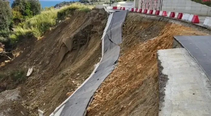 «Κατέρρευσε» ο παραλιακός δρόμος Λάρισας-Βόλου λίγο πριν εγκαινιαστεί! «Κατέρρευσε» ο παραλιακός δρόμος Λάρισας-Βόλου λίγο πριν εγκαινιαστεί!