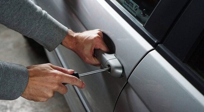 Το κόλπο με το «πεσμένο πορτοφόλι»– Με αυτόν τον τρόπο μπαίνουν οι κλέφτες στο αυτοκίνητό σου! Το κόλπο με το «πεσμένο πορτοφόλι»ι– Με αυτόν τον τρόπο μπαίνουν οι κλέφτες στο αυτοκίνητό σου!