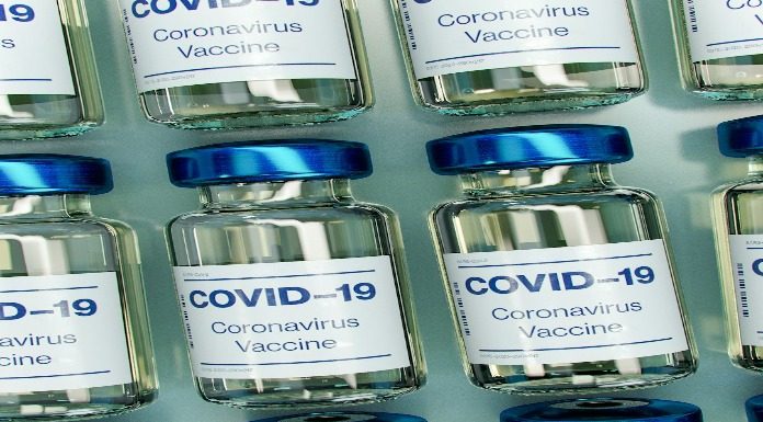 Οι εταιρείες απέκρυψαν τις παρενέργειες των εμβολίων