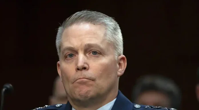 HΠΑ: Καθαιρέθηκαν ο διευθυντής και η υποδιευθύντρια της υπηρεσίας κατασκοπείας NSA HΠΑ: Καθαιρέθηκαν ο διευθυντής και η υποδιευθύντρια της υπηρεσίας κατασκοπείας NSA