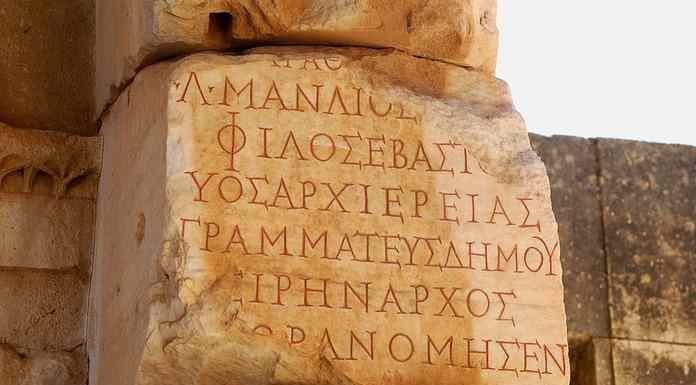 Τα κενά ανάμεσα στις λέξεις που άδειασαν τις σκέψεις Τα κενά ανάμεσα στις λέξεις που άδειασαν τις σκέψεις