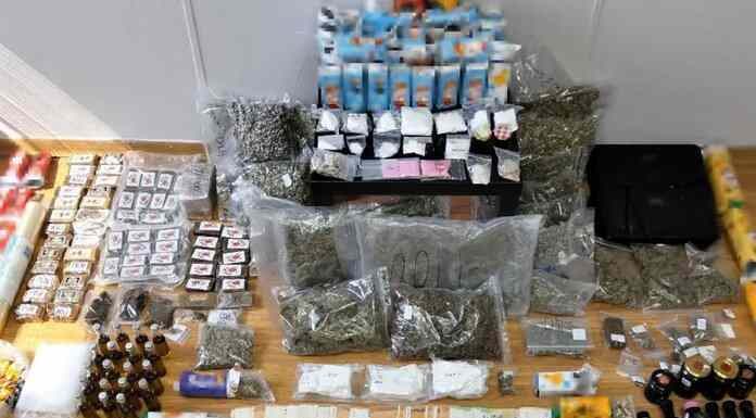 Γλυφάδα:Γόνοι επιχειρηματιών & Μεγαλογιατρού ήταν τα 3 άτομα που διακινούσαν ναρκωτικά σε… συσκευασίες χυμών! Γόνοι επιχειρηματιών & μεγαλογιατρού διακινούσαν ναρκωτικά σε… συσκευασίες χυμών στην Γλυφάδα!