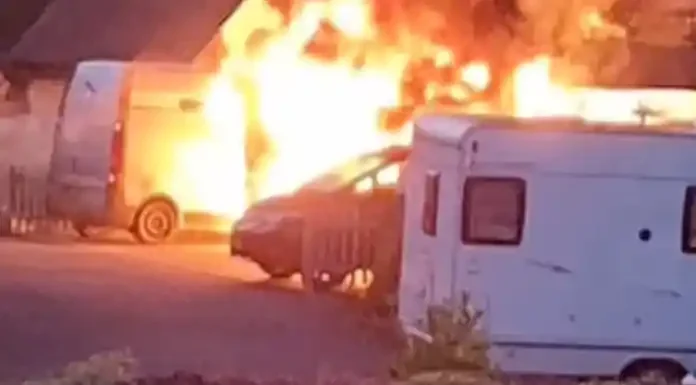 Ηλεκτρικό αυτοκίνητο τυλίχθηκε στις φλόγες ενώ φόρτιζε-(βίντεο) Ηλεκτρικό αυτοκίνητο τυλίχθηκε στις φλόγες ενώ φόρτιζε-(βίντεο)