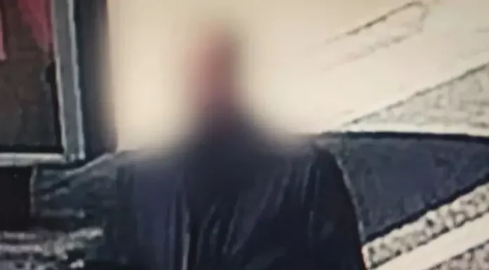 Μαρούσι: Βίντεο με τον μαυροντυμένο 40χρονο που «στήνει καρτέρι» σε μαθήτριες Μαρούσι: Βίντεο με τον μαυροντυμένο 40χρονο που «στήνει καρτέρι» σε μαθήτριες