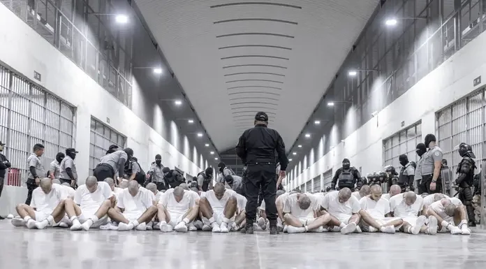 Οι ΗΠΑ στέλνουν μετανάστες μέλη συμμοριών απέναντι από την Κρήτη! Οι ΗΠΑ στέλνουν μετανάστες μέλη συμμοριών απέναντι από την Κρήτη!