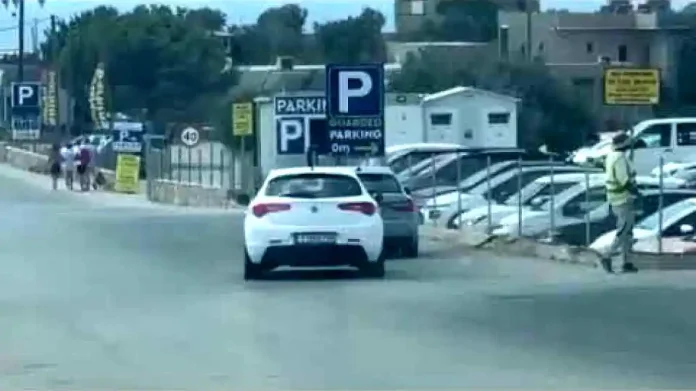 Έξι συλλήψεις στο Ελαφονήσι για «κυνήγι» πελατών στα παρκινγκ