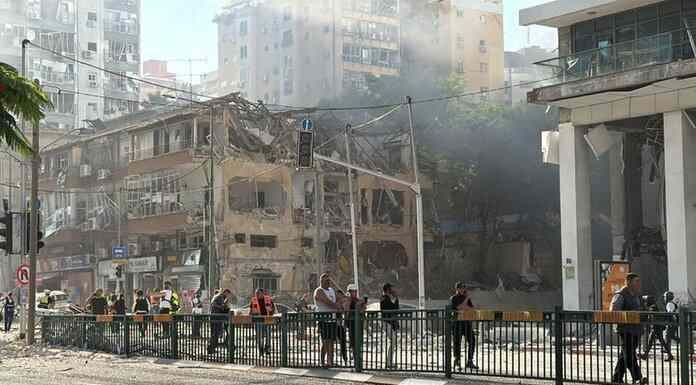 Ισραήλ:Βαλλιστικός πύραυλος που εκτοξεύτηκε από το Ιράν χτύπησε στην καρδιά τουΤελ Αβίβ Ισραήλ:Βαλλιστικός πύραυλος του Ιράν χτύπησε στην καρδιά τουΤελ Αβίβ!-πέφτουν επικίνδυνα αντικείμενα στο έδαφος, 5 ώρες μετά το πλήγμα.