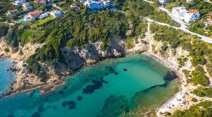 Ραφήνα- Έκλεισαν την μοναδική δίοδο προς στην θάλασσα…..με καγκελόπορτα! Ραφήνα- Έκλεισαν την μοναδική δίοδο προς στην θάλασσα.....με καγκελόπορτα!