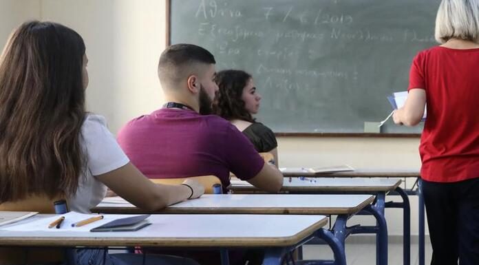 Πανελλαδικές εξετάσεις:Τα ακουστικά ήταν …βαρηκοΐας-Γονέας και διευθύντρια στο αστυνομικό τμήμα! Πανελλαδικες εξετάσεις:Τα ακουστικά ήταν ...βαρηκοΐας-Γονέας και διευθύντρια στο αστυνομικό τμήμα!