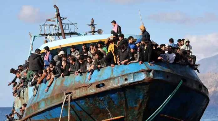 Απόβαση πάνω από 850 λάθρα εισβολέων στην Κρήτη – Εσπευσμένα αποπλέουν δύο ακόμη πλοία του ΠΝ για Λιβύη Απόβαση πάνω από 850 λάθρα εισβολέων στην Κρήτη – Εσπευσμένα αποπλέουν δύο ακόμη πλοία του ΠΝ για Λιβύη