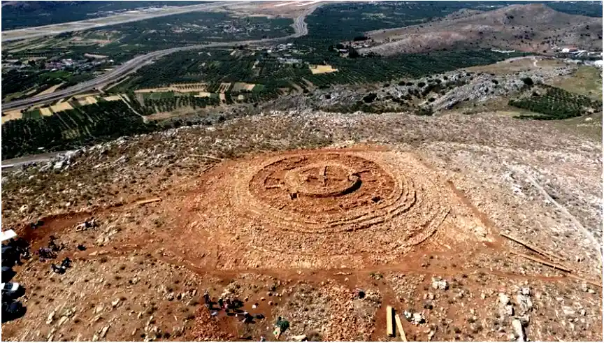 Το πόρισμα είναι ότι «θα βλάψει ανεπανόρθωτα το μνημείο και τον περιβάλλοντα χώρο, διαταράσσοντας την άρρηκτη σχέση που τα συνδέει». 