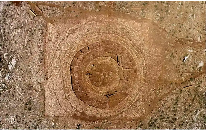 Η δομή που αποκαλύφθηκε, στο πλαίσιο εργασιών για την εγκατάσταση ραντάρ στο πλαίσιο της κατασκευής του αεροδρομίου Καστελλίου στο νομό Ηρακλείου, είναι μοναδική για τα δεδομένα του Αιγαιακού χώρου. Αποτελείται από οκτώ ομόκεντρους κυκλικούς λίθινους δακτυλίους και έχει εξωτερική διάμετρο περίπου 48 μέτρα. Η συνολική επιφάνειά της υπολογίζεται σε πάνω από 1.800 τετραγωνικά μέτρα, ενώ στο κέντρο της δεσπόζει ένας τετράπλευρος θάλαμος, διαιρεμένος σε τέσσερα μέρη.