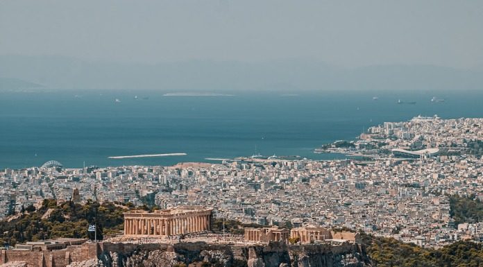 2 μεγαλουπόλεις στην Ελλάδα με στιβαγμένους ανθρώπους
