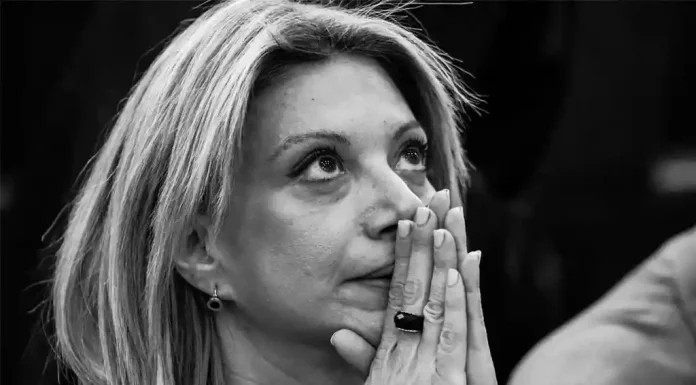 Η ΜΑΡΙΑ ΚΑΡΥΣΤΙΑΝΟΥ στο γερμανικό δημόσιο δίκτυο ARD Η ΜΑΡΙΑ ΚΑΡΥΣΤΙΑΝΟΥ στο γερμανικό δημόσιο δίκτυο ARD. "...Που να μιλήσω και σε ποιόν να τα πω? Αφού τα δικά μας κανάλια εδώ μας αγνοούν ..."Και όμως η Μαρία Καρυστιανού αντέχει! Tα έβαλε με ολόκληρο Κράτος και μάλιστα ΚΡΑΤΟΣ ΑΔΙΣΤΑΚΤΩΝ ΔΟΛΟΦΟΝΩΝ!