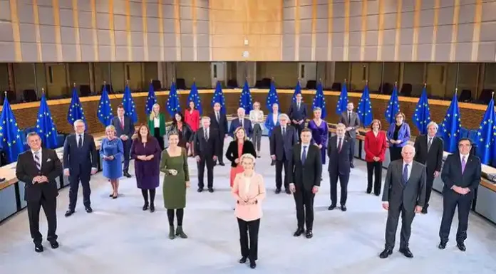 Ένα μάτσο ηλίθιοι κλόουν καταστρέφουν την ήπειρό μας Ένα μάτσο ηλίθιοι κλόουν καταστρέφουν την ήπειρό μας