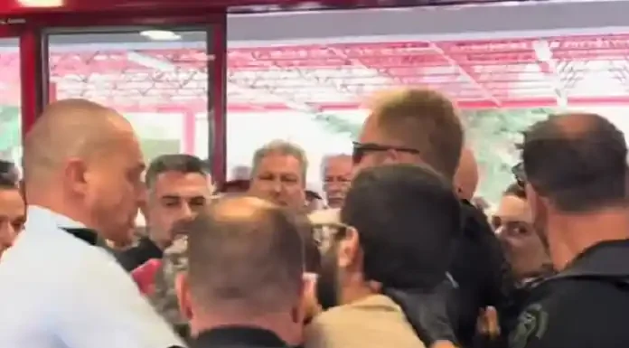 Ξύλο στη Λαμία για τον ανεπιθύμητο “εκσυγχρονιστή”υπουργό Υγείας Άδωνι Γεωργιάδη Ξύλο στη Λαμία για τον ανεπιθύμητο “εκσυγχρονιστή”υπουργό Υγείας Άδωνι Γεωργιάδη