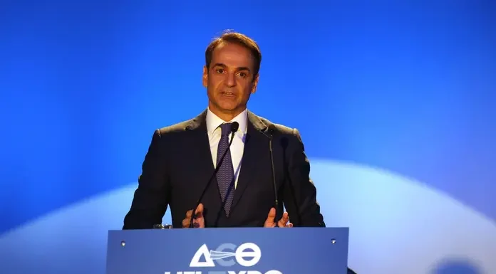 Μέσα στη σαπίλα του πολιτικού συστήματος, ο Μητσοτάκης στήνει νέα θεατρική παράσταση στη ΔΕΘ – Υποσχέσεις-ψίχουλα πριν τη θύελλα των μέτρων Μέσα στη σαπίλα του πολιτικού συστήματος, ο Μητσοτάκης στήνει νέα θεατρική παράσταση στη ΔΕΘ – Υποσχέσεις-ψίχουλα πριν τη θύελλα των μέτρων