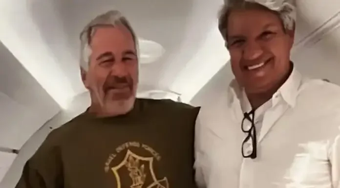 Η φωτογραφία-μήνυμα του Επστάιν-Ο μαστρωπός ανηλίκων ποζάρει με μπλούζα του IDF Η φωτογραφία-μήνυμα του Επστάιν-Ο μαστρωπός ανηλίκων ποζάρει με μπλούζα του IDF