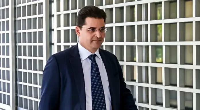 Ακούμπησαν τους τραπεζίτες?Άνοιξαν τα μικρόφωνα της προπαγάνδας Ακούμπησαν τους τραπεζίτες?Άνοιξαν τα μικρόφωνα της προπαγάνδας