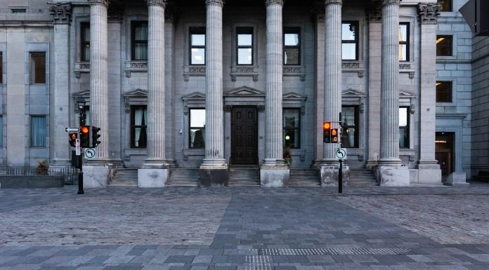 Η τράπεζα της Ανατολής βρίσκεται ακόμα σε λειτουργία