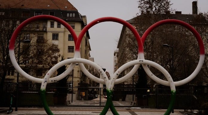 Ολυμπιακά ακίνητα παρατημένα και γήπεδα ποδοσφαίρου σε άψογη κατάσταση