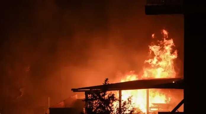 Ξετσίπωτοι! Βοήθεια για γέλια! Τριετής απαλλαγή από τον ΕΝΦΙΑ και χορήγηση στέγης τα μέτρα για τους πληγέντες των πυρκαγιών Ξετσίπωτοι! Βοήθεια για γέλια! Τριετής απαλλαγή από τον ΕΝΦΙΑ και χορήγηση στέγης τα μέτρα για τους πληγέντες των πυρκαγιών