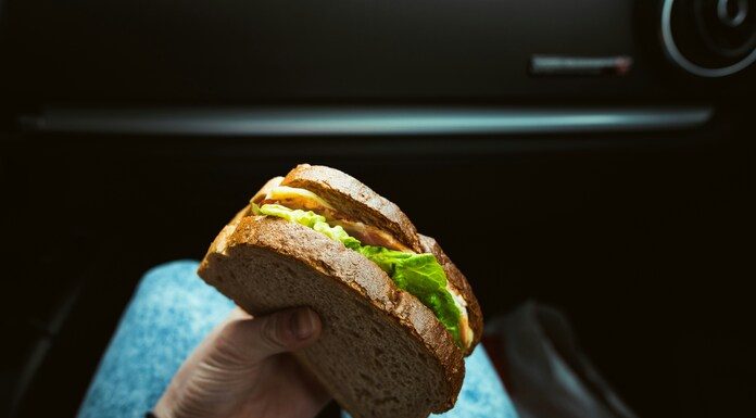 Φαγητό και οδήγηση– Δείτε ποιο είναι το πρόστιμο και πότε σας αφαιρούν το δίπλωμα