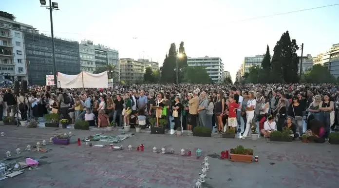 Σύνταγμα:«Δολοφόνοι, δολοφόνοι»φώναζαν εκατοντάδες κόσμου-«Το χρωστάμε στα παιδιά των Τεμπών» Σύνταγμα:«Δολοφόνοι, δολοφόνοι»φώναζαν εκατοντάδες κόσμου-«Το χρωστάμε στα παιδιά των Τεμπών»