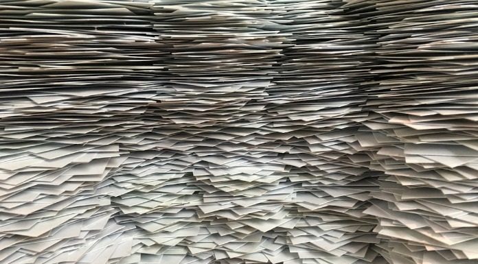 Εμπράγματες αξίες είναι τα ακίνητα οι βιομηχανικοί τίτλοι και ότι παράγει πλούτο