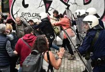 Ξύλο και χημικά σε οικογένειες – Σκηνές σοκ έξω από τη Διεύθυνση Πρωτοβάθμιας Εκπαίδευσης Ξύλο και χημικά σε οικογένειες – Σκηνές σοκ έξω από τη Διεύθυνση Πρωτοβάθμιας Εκπαίδευσης