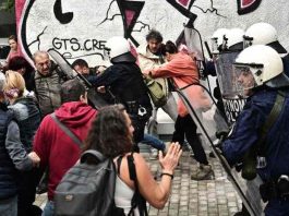 Ξύλο και χημικά σε οικογένειες – Σκηνές σοκ έξω από τη Διεύθυνση Πρωτοβάθμιας Εκπαίδευσης Ξύλο και χημικά σε οικογένειες – Σκηνές σοκ έξω από τη Διεύθυνση Πρωτοβάθμιας Εκπαίδευσης