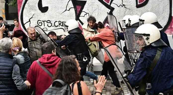 Ξύλο και χημικά σε οικογένειες – Σκηνές σοκ έξω από τη Διεύθυνση Πρωτοβάθμιας Εκπαίδευσης Ξύλο και χημικά σε οικογένειες – Σκηνές σοκ έξω από τη Διεύθυνση Πρωτοβάθμιας Εκπαίδευσης