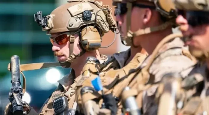 ΗΠΑ: Πεζοναύτες «ισοπεδώνουν» τους Antifa στο Πόρτλαντ ΗΠΑ: Πεζοναύτες «ισοπεδώνουν» τους Antifa στο Πόρτλαντ