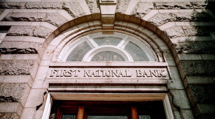 Οικονομία δεν είναι ομόλογα χρέους και χρεόγραφα