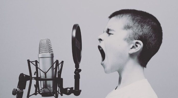 Στίχοι τραγουδιών που εξυμνούν την ανηθικότητα και βία υπαίτια για την παραβατικότητα των νέων