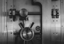 Η κομματοκρατία επέτρεψε πλήρη ασυδοσία στο τραπεζικό κατεστημένο απαλλάσσοντάς το από φορολογία